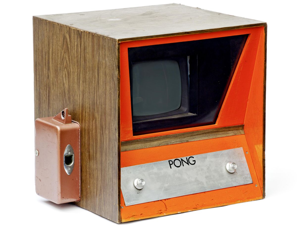 四四方方的复古游戏机，屏幕上有“Pong”字样。