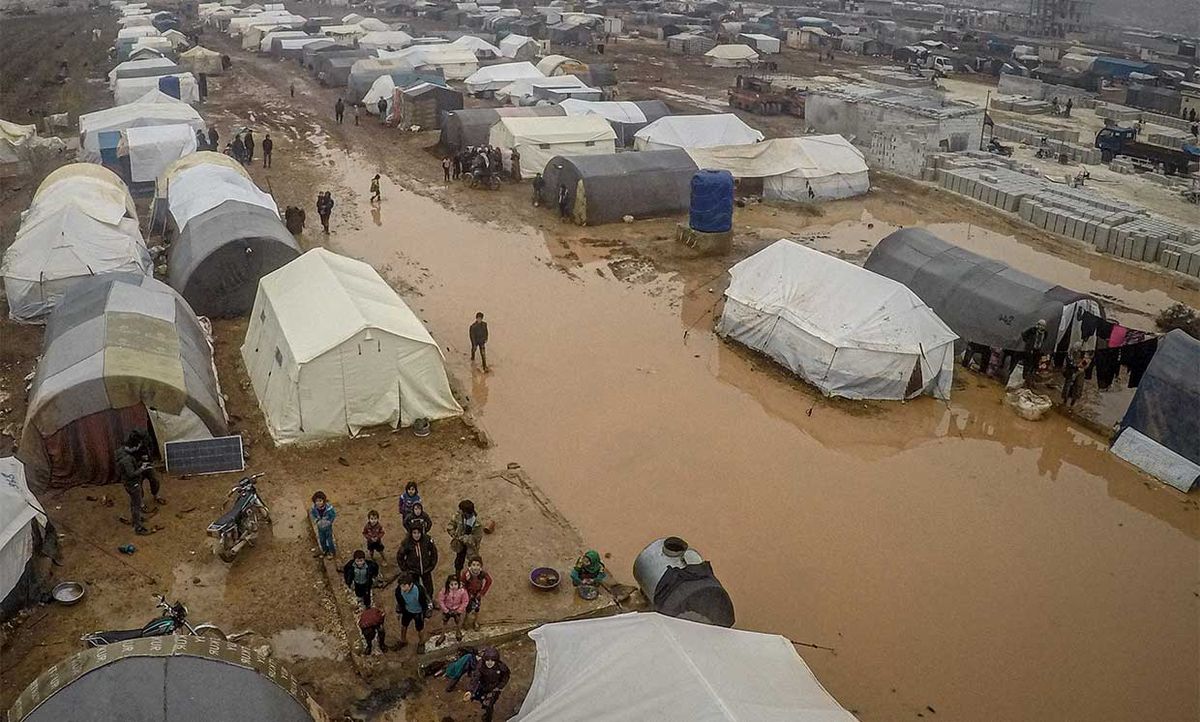 12月13日，在叙利亚伊德利卜省东北部，一场冬季大雨过后，无人机拍摄了叙利亚难民居住的一个难民营的泥泞道路和帐篷。