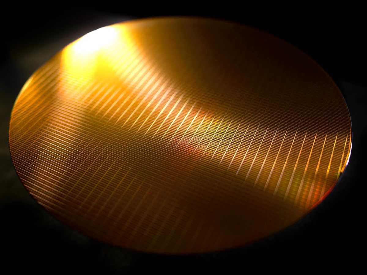 一个金色的圆盘，蚀刻着精细的线条，光线以交叉的角度分散在上面。