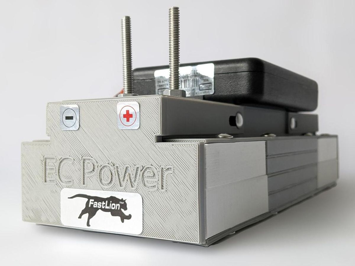 一个灰色的盒子，标着EC电源，侧面有一个减号和加号，设备在上面。