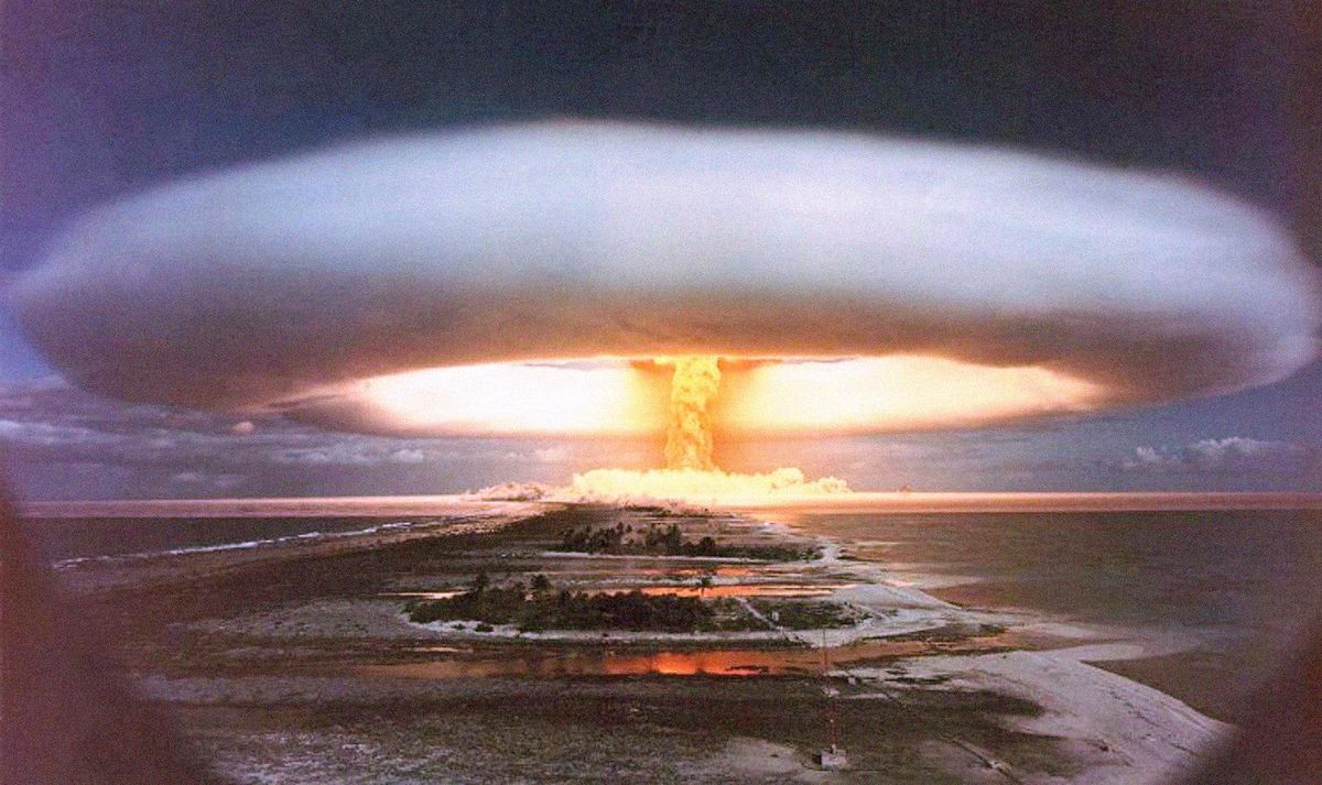 核爆炸的照片，前景是岛屿。