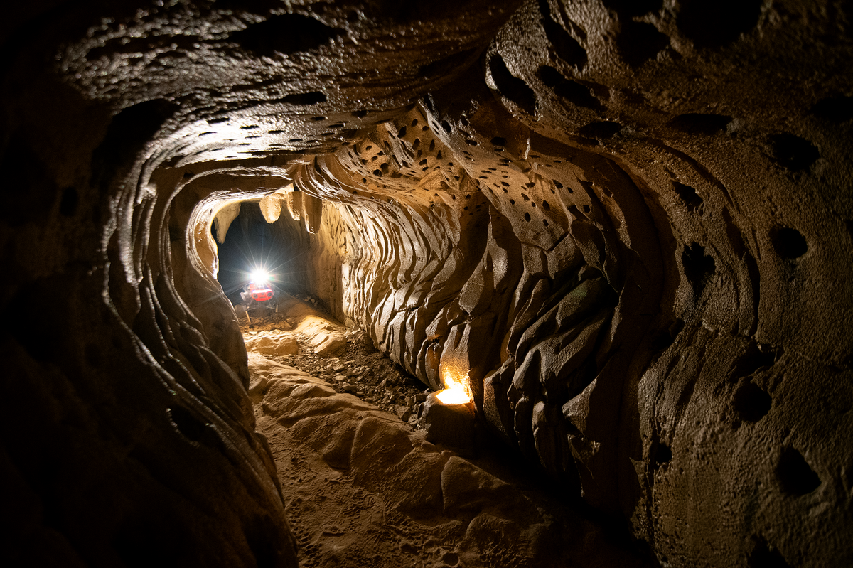 机器人照亮石头隧道的照片。