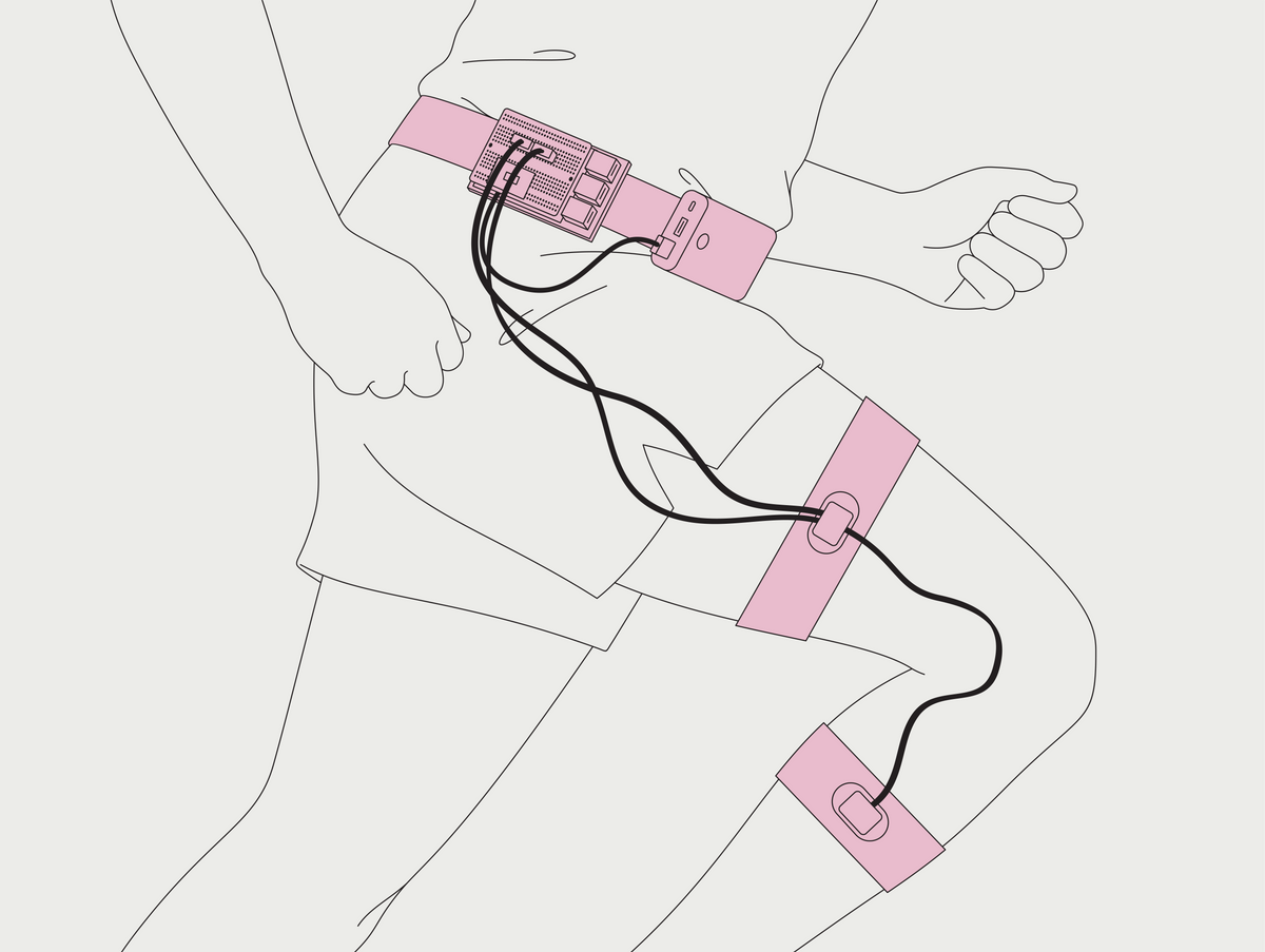 说明一个人跑步的装置绑在他们的腰，大腿和小腿。