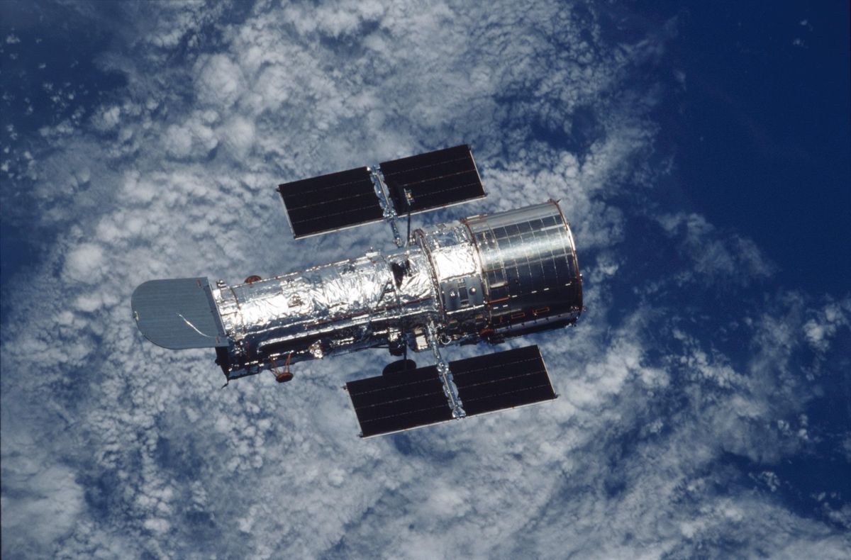 2002年，哈勃太空望远镜在一次航天飞机维修任务中拍摄到的云层背景。