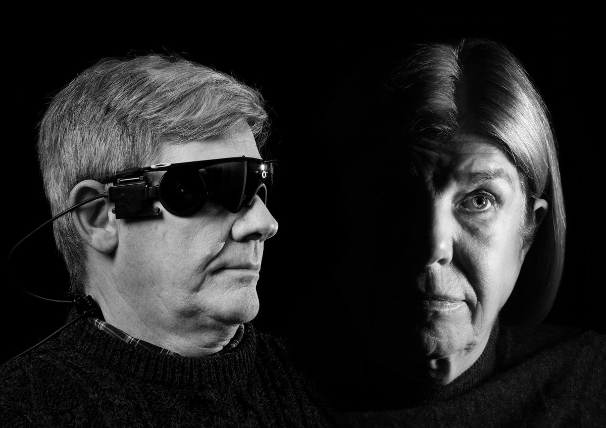 两张并排的头像照片显示，左边是一名戴着笨重太阳镜的男子，镜框上连着一根电线;右边是一名半张脸处于阴影中的女子。如果需要，编辑信息:罗斯杜尔和芭芭拉坎贝尔