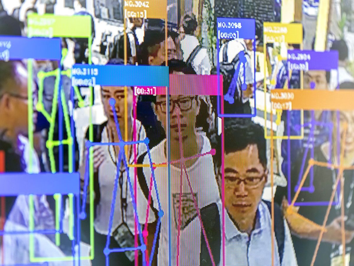 在上海举行的yabo2016网上亚博A世界人工智能大会上，与会者看到自己被面部识别技术识别。