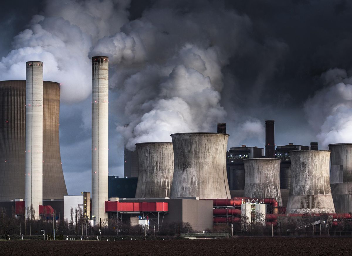 燃煤发电厂的烟囱和冷却塔向大气中释放烟雾和蒸汽。