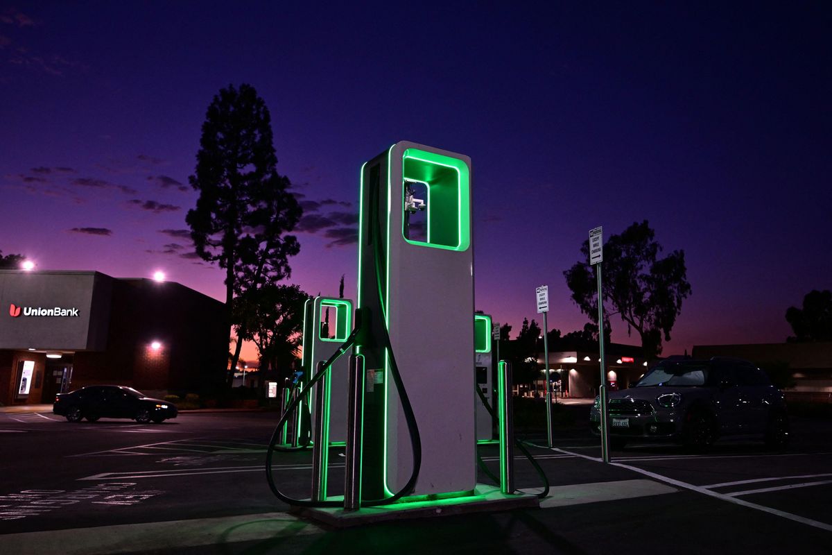 加州蒙特利公园夜间照明的电动汽车充电站。