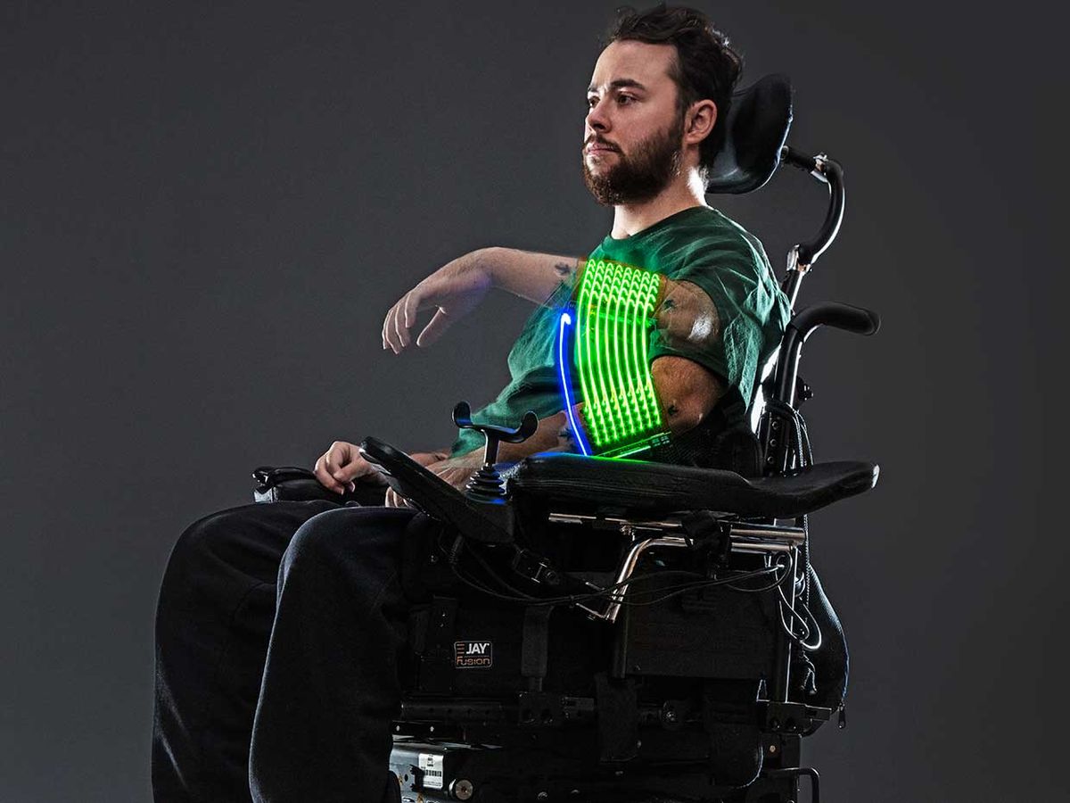 一个坐在轮椅上的男人的照片。